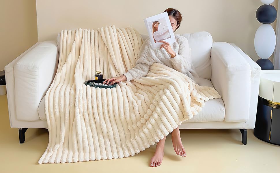 Тепла флісова ковдра 150x200 см - м'яка ковдра на ліжко та диван, ідеальний подарунок для мами, жінок та подруги (бежева)