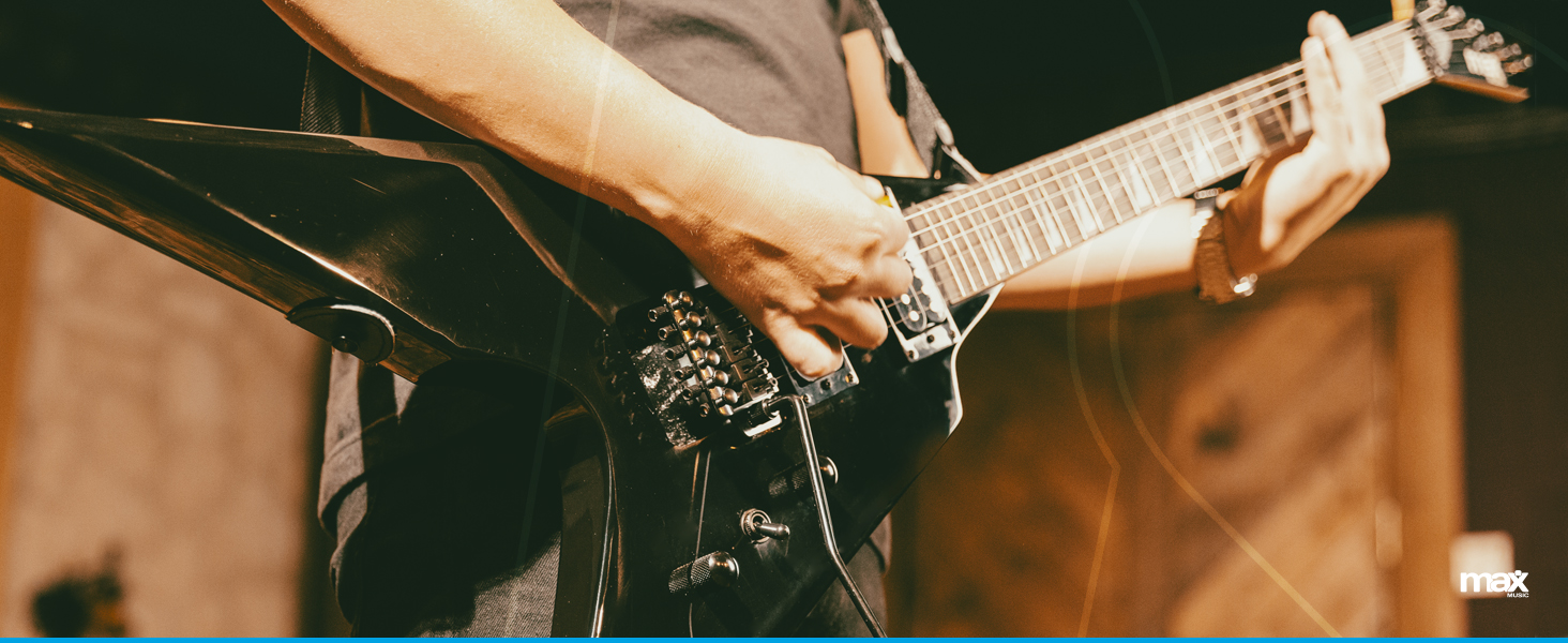 Електрогітара Max GigKit Rock Style: Комплект для гітари з підсилювачем, чохлом, медіатором, тюнером, кабелем, струнами та ременем, 24 лади - Чорний