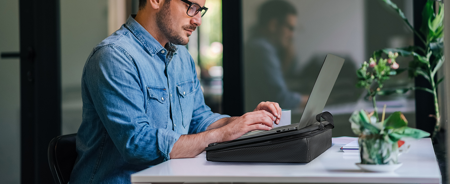 Підставка для ноутбука Lapdesk з подушкою, чорна - до 15.6 дюймів