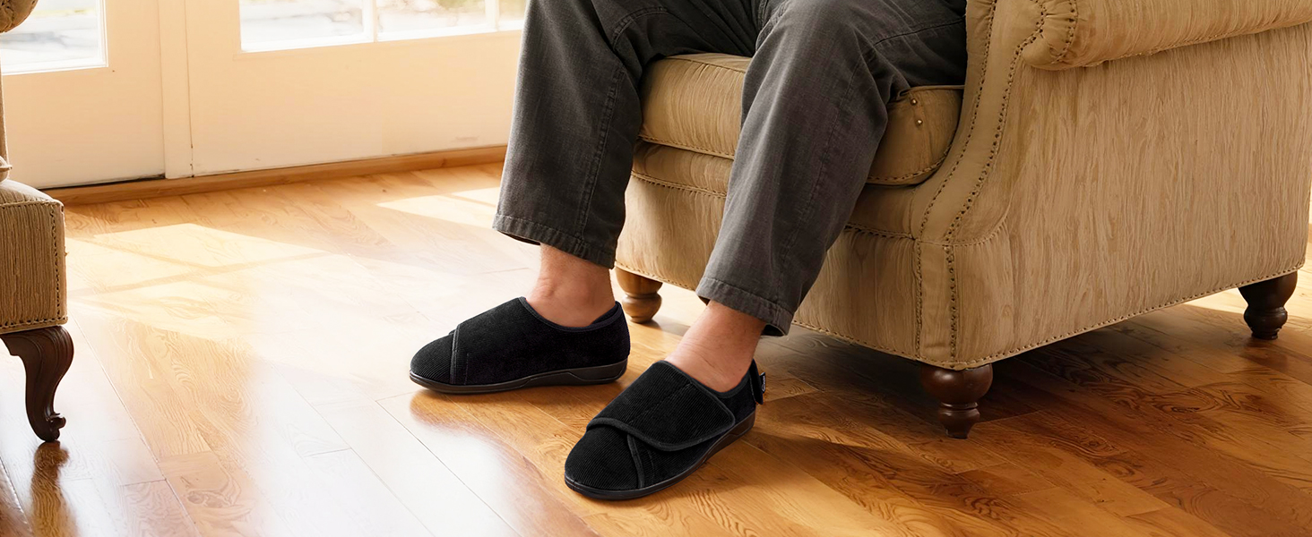 Чоловічі домашні капці HomeTop з закритою п'яткою, пам'яттюю піною (Memory Foam) та регульованою шириною на липучках, чорні, розмір 45 EU