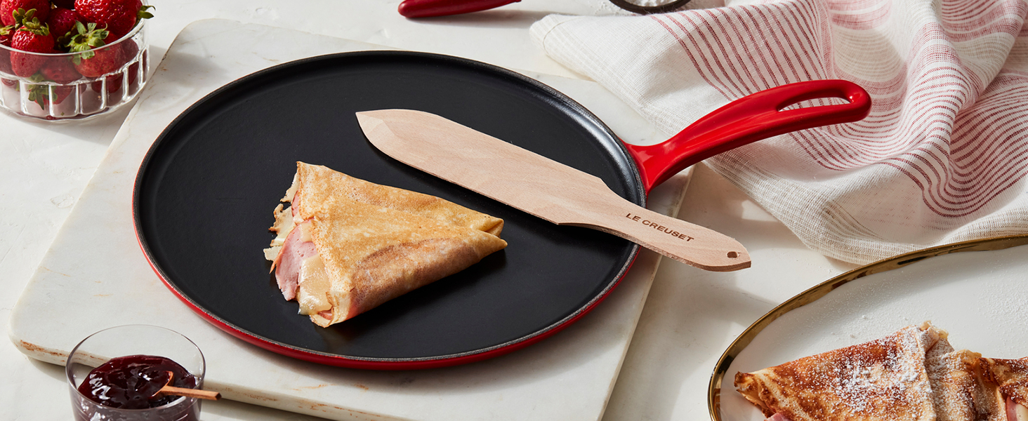 Млинцева сковорода Le Creuset з чавуну, 27 см, з дерев'яною лопаткою, для всіх типів плит (індукція), червона Cerise