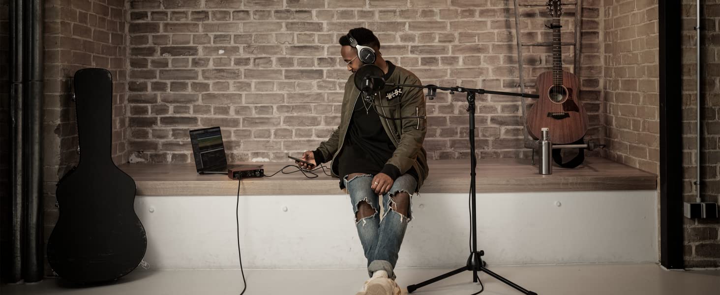 Мікрофон Shure MV7X XLR – Динамічний мікрофон для подкастів та вокалу, з технологією ізоляції звуку, чорний