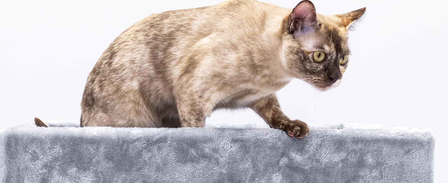 Котячий будиночок Petrebels Cleopatra: когтеточка, лежанка, печера, 134 см, бежевий/сірий