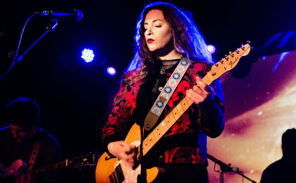 Гітарний ремінь 5,1 см з бавовняного друку, квітковий принт, з повнозернової шкіри, для бас-гітари, електрогітари та акустичної гітари, безкоштовна кнопка для ремінця, фіксатори ремінця та медіатори. Жовті ромашки (Чорний діамант)