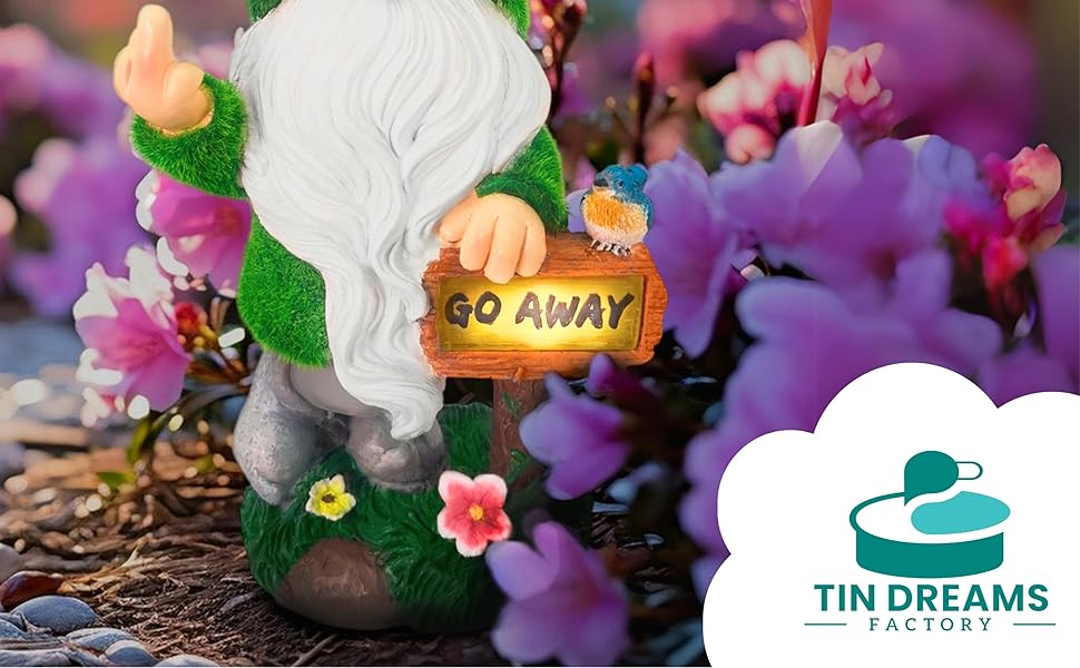 TIN DREAMS FACTORY | Кумедний садовий гном із жестом середнього пальця та сонячною підсвіткою – декоративна фігурка з міцної смоли для саду, тераси, балкона – весела вулична декорація, стійка до погодних умов