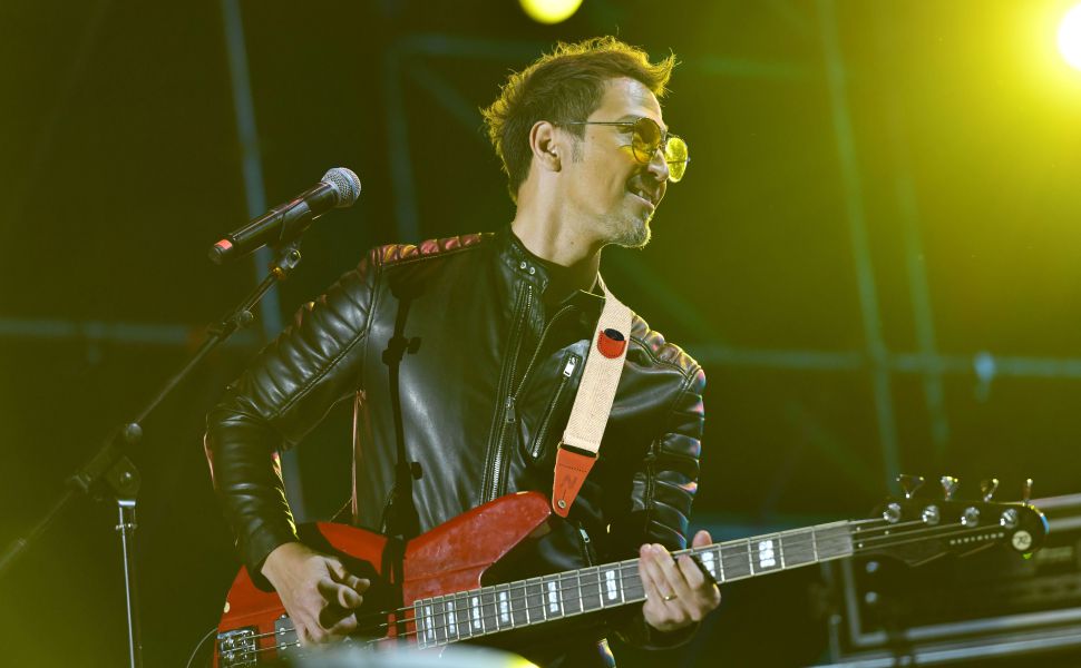 Гітарний ремінь Nefelibata: м'який, з кашеміру, повноекошкіряний. Для бас-, електро- та акустичної гітари. З кнопкою, замками та медіатором. Кремовий та білий твід