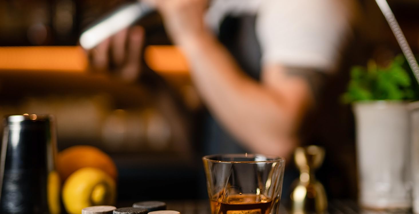 Набір віскі Rocks: 4 склянки, гранітні охолоджувачі, скляна декантирувальна карафа – ідеальний подарунок для дегустації скотчу, бурбону та лікеру