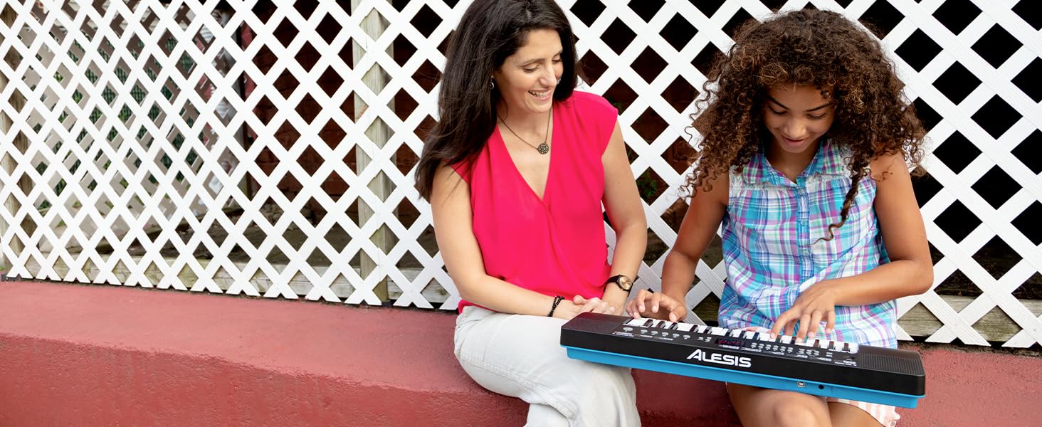 Alesis Melody 54 - Портативна клавіатура з 54 клавішами, вбудованими динаміками, 300 звуками, 300 ритмами, 40 демо-піснями, навчальними інструментами, мікрофоном та підставкою для нот (32 клавіші)