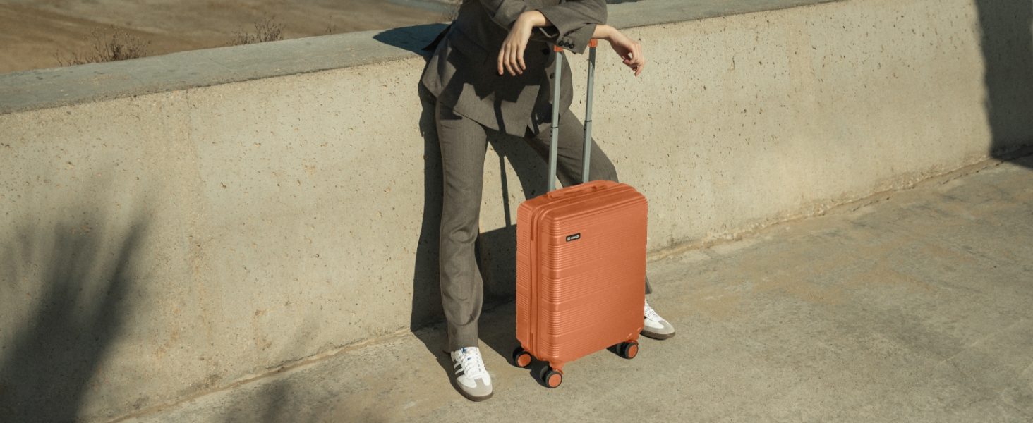 Набір валіз NUMADA 4 шт. Upfly T10 ABS: ручна валіза 55x40x20, середня 60L, велика 78L + косметичка. Оранжевий колір. Безпечний та міцний.