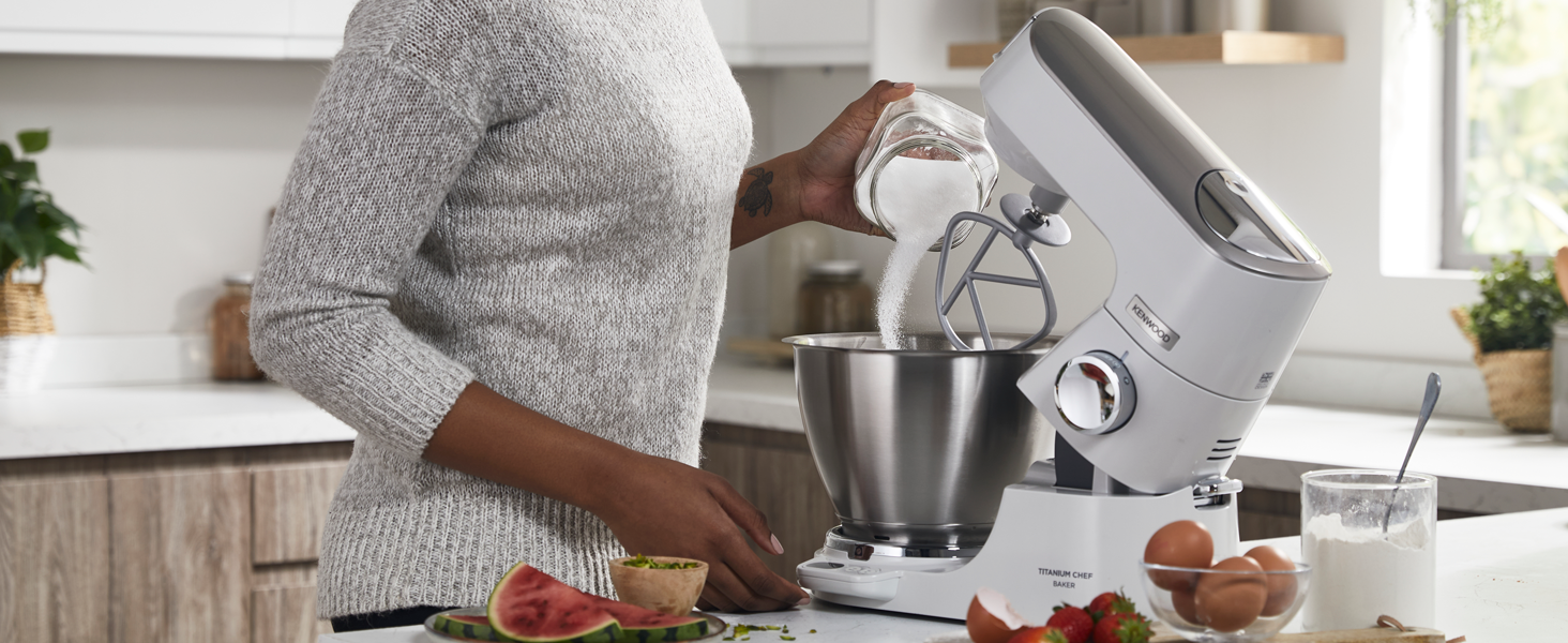 Кухонна машина Kenwood Titanium Chef Baker KVC65.001WH з вбудованими вагами, 1200 Вт, 3 насадки для кондитерських виробів, лопатка та захист від бризок, біла