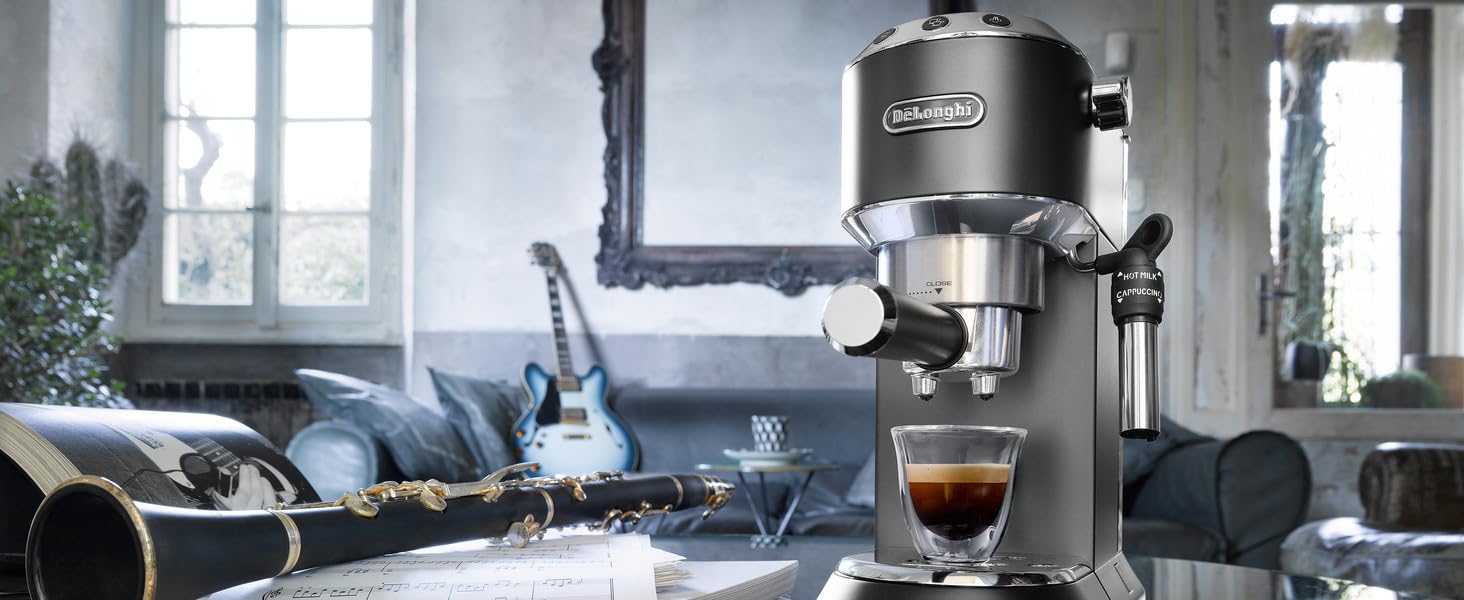 Еспресо-машина De'Longhi Dedica Style EC 685.B – компактна модель з професійним капучинатором, 1 л резервуар, чорний колір