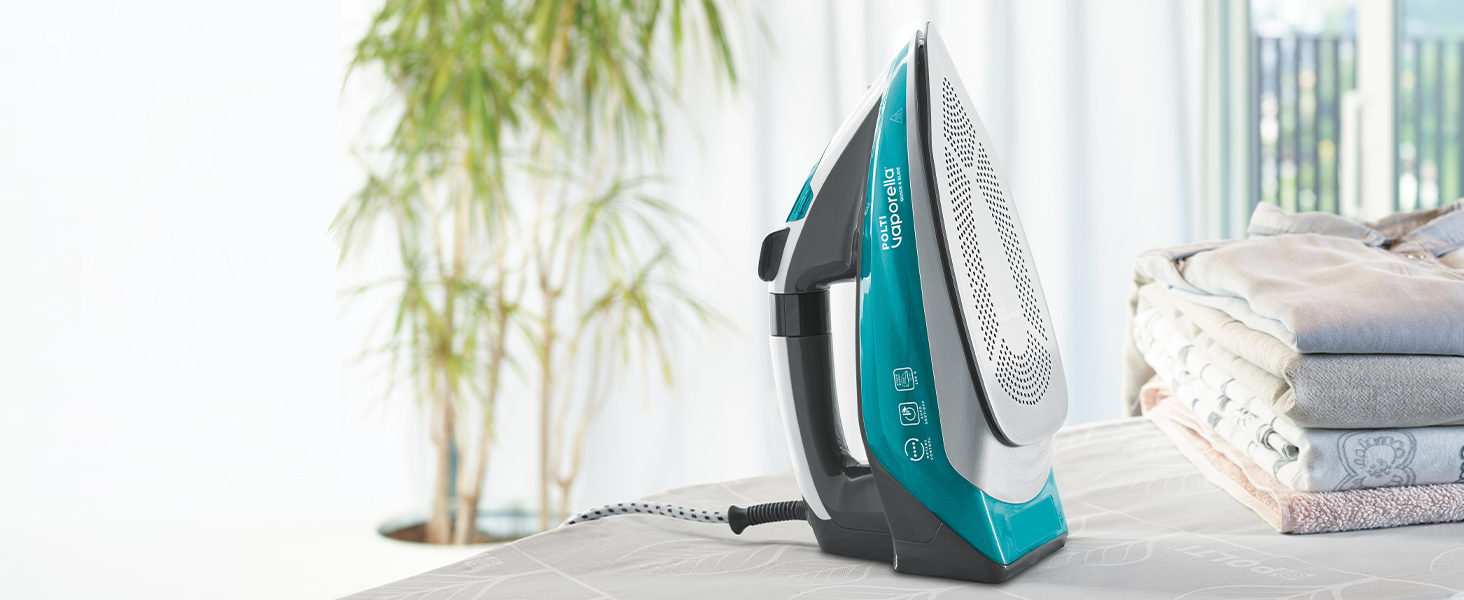 Відпарювач для одягу Polti Vaporella Quick&Slide Qs220 з цифровим дисплеєм та професійною підошвою Pro-Steam, 2400 Вт, потужний паровий удар 250 г