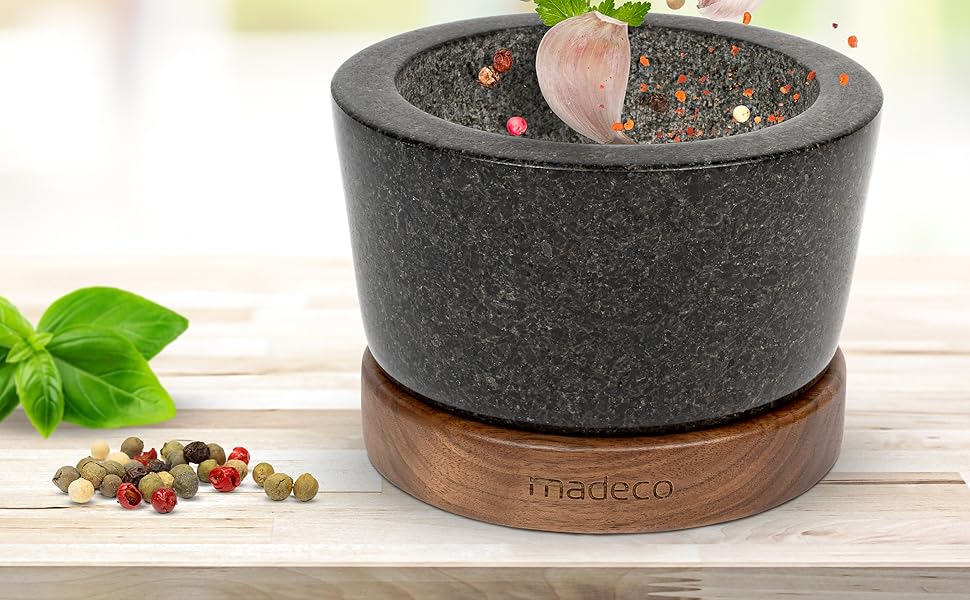 Кам'яний ступка з товкачем madeco з граніту на дерев'яній підставці з горіха, діаметр 14,5 см — для спецій, трав і горіхів, дизайнерський набір ступка та товкач