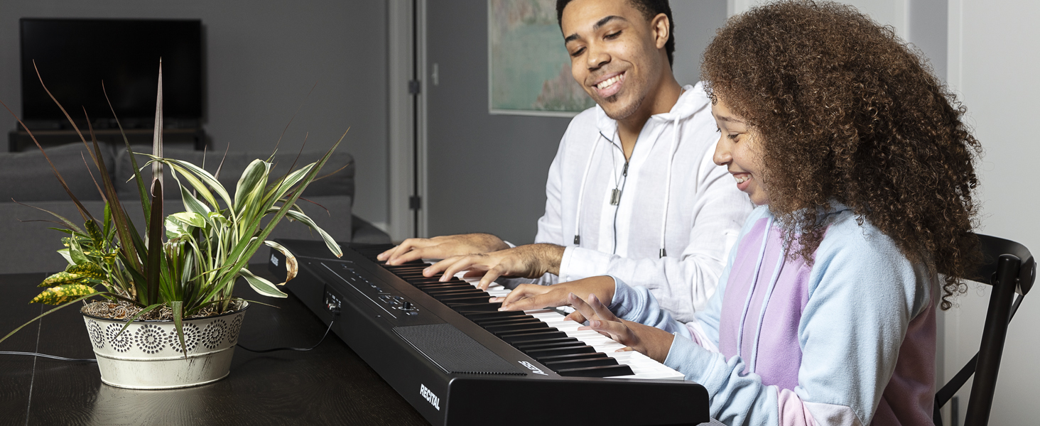 Alesis Recital - Електронне піаніно 88 клавіш для початківців з напівзваженими клавішами, динаміками, 5 преміум-звуками, виходом для навушників та підпискою на уроки гри на піаніно, чорного кольору