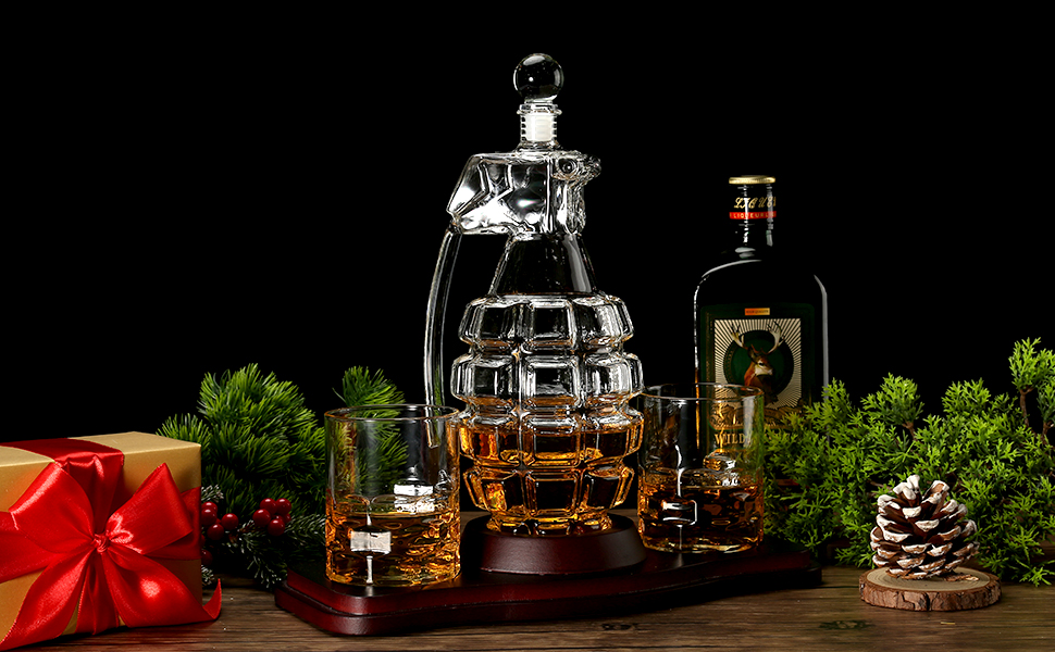 Набір віскі: декантик у формі бомби та 2 келихи з дерев'яною підставкою - для скотчу, бурбону, лікеру. Подарунок для чоловіків, батька, чоловіка, друга на ювілей, день народження