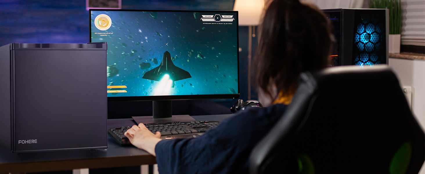 Міні-холодильник 46л з відділенням для льоду, чорного кольору. Енергоефективний, з регулюванням температури та змінним напрямком відкривання дверцят. Ідеально підходить для кухні, офісу, спальні, готелів та невеликих квартир.