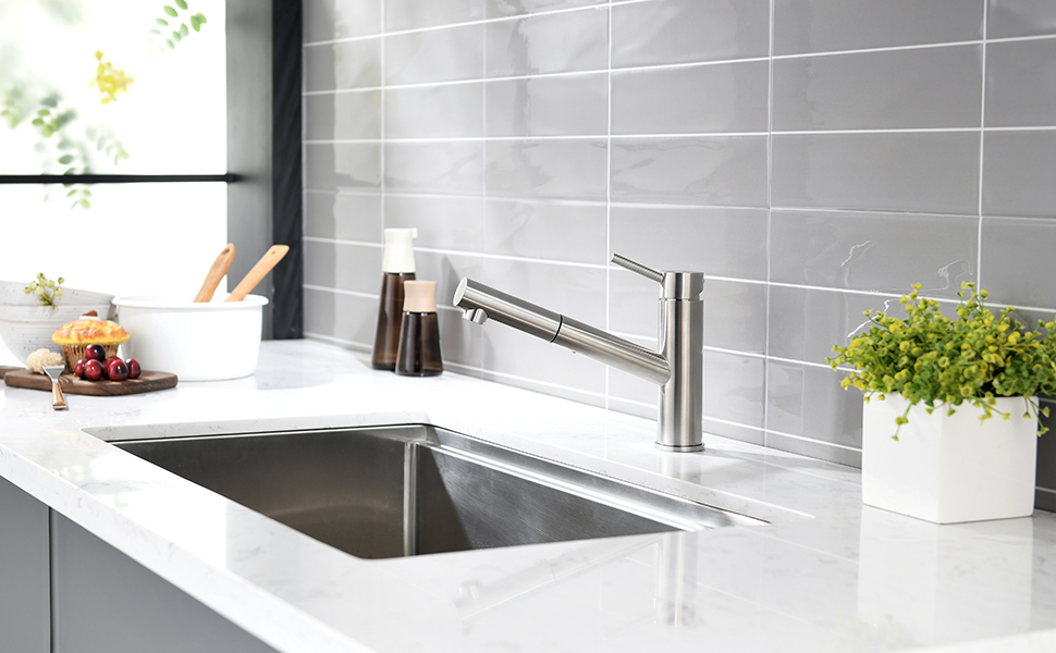 Кухонний змішувач AIMADI висувний чорного кольору з 3-ма режимами, душовою насадкою, шлангом 38 см, однорідний змішувач для холодної та гарячої води, підходить для раковини та кухонного острова. Змішувач для кухні з водоспадом, чорний (з матовою обробкою)