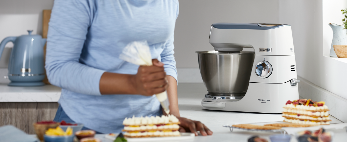 Кухонна машина Kenwood Titanium Chef Baker KVC65.001WH з вбудованими вагами, 1200 Вт, 3 насадки для кондитерських виробів, лопатка та захист від бризок, біла
