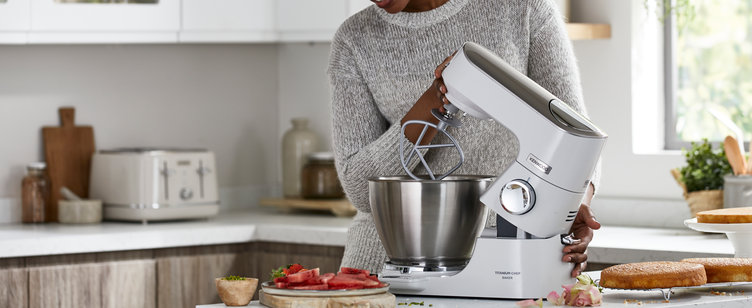 Кухонна машина Kenwood Titanium Chef Baker KVC65.001WH з вбудованими вагами, 1200 Вт, 3 насадки для кондитерських виробів, лопатка та захист від бризок, біла