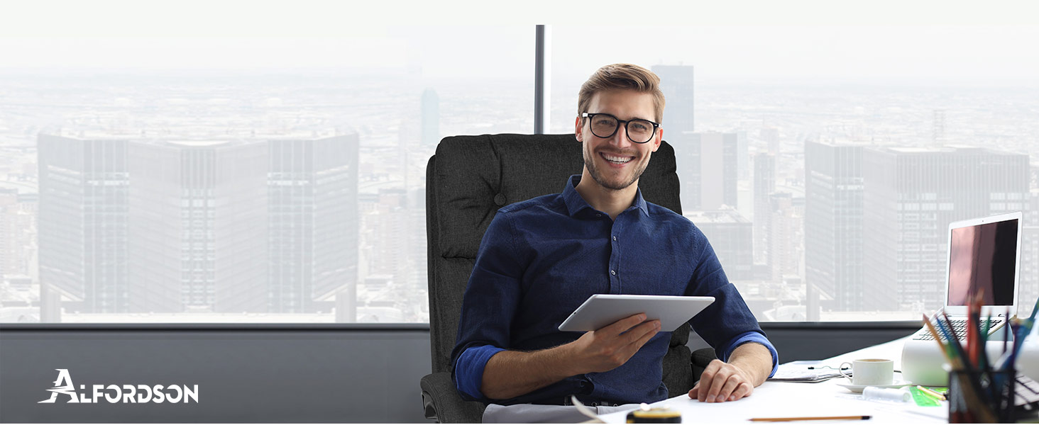 Офісне крісло ALFORDSON з регулюванням нахилу 150°, обертання 360° та підставкою для ніг. PU-шкіра, глянцево-чорний колір (Palmer - Льняний Чорний)