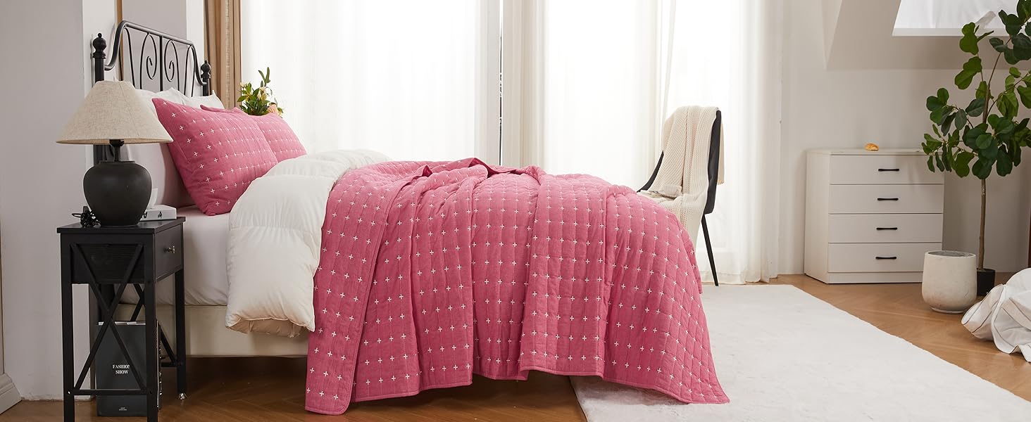 Покривало Qucover 220x240 см рожеве, бавовна, ультрам'яке, з вишивкою, комплект з 2 наволочками, стьобане покривало для ліжка або дивану