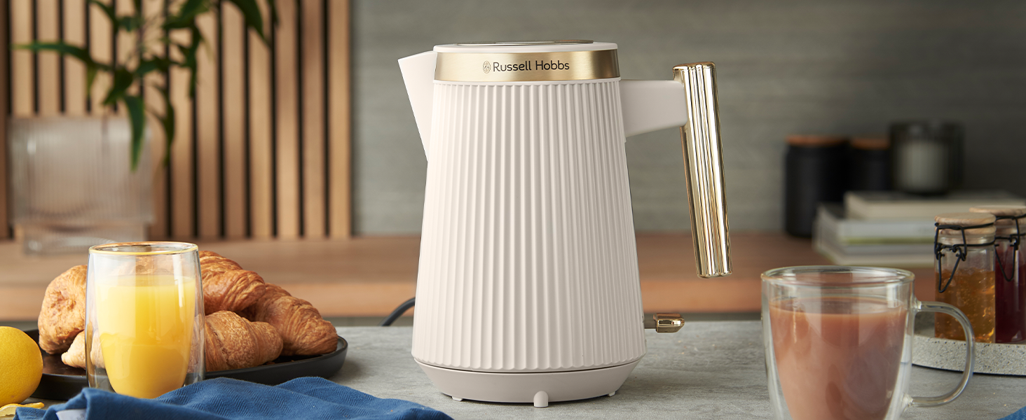 Електричний чайник Russell Hobbs Brontë Stone 1.7L 2400W з матовим дизайном та золотистими акцентами