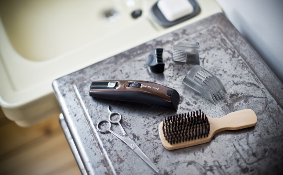 Триммер для бороди Remington MB4046: професійний набір з керамічними лезами (0.4-18 мм), 9 насадок, акумулятор/мережа, LED-індикатор, чорний