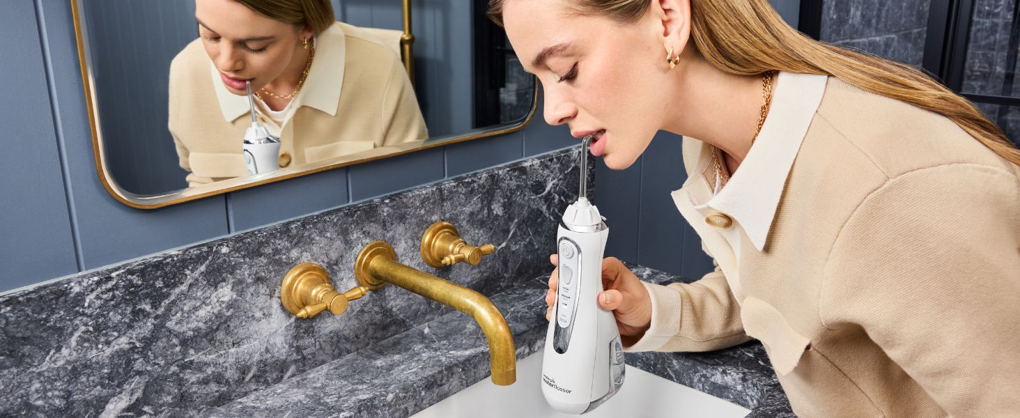 Waterpik Ultra Professional: Іригатор для порожнини рота, тестування 2024, технологія Precision Pulse, сертифікат TÜV, видалення нальоту до 99,9%, 6 насадок, 10 режимів, таймер, білий