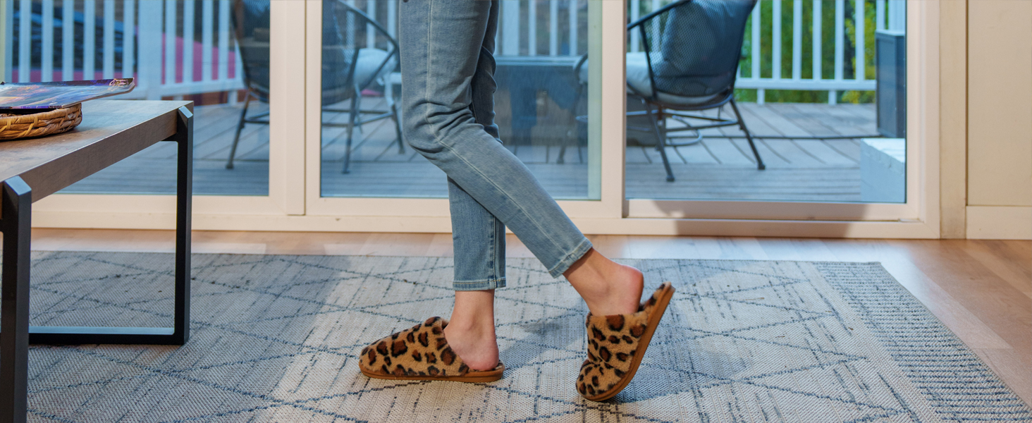 Тапочки зимові для жінок та чоловіків, теплі, з плюшем, з пам'яттю форми, антиковзкі, унисекс, розмір 40.5/42 EU, сірий леопард