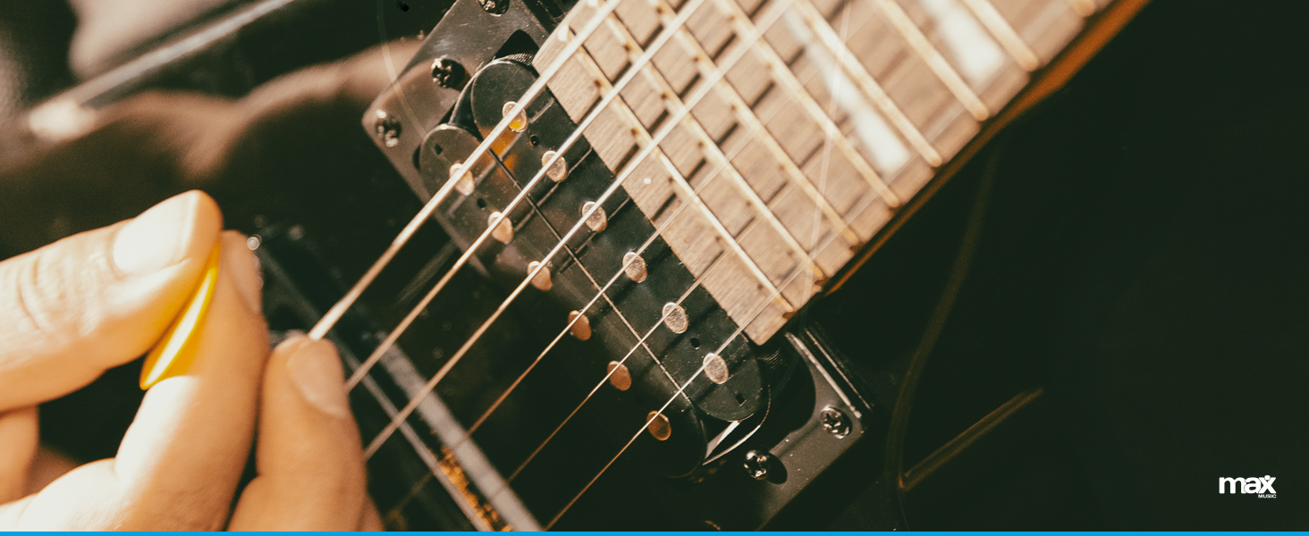 Електрогітара Max GigKit Rock Style: Комплект для гітари з підсилювачем, чохлом, медіатором, тюнером, кабелем, струнами та ременем, 24 лади - Чорний