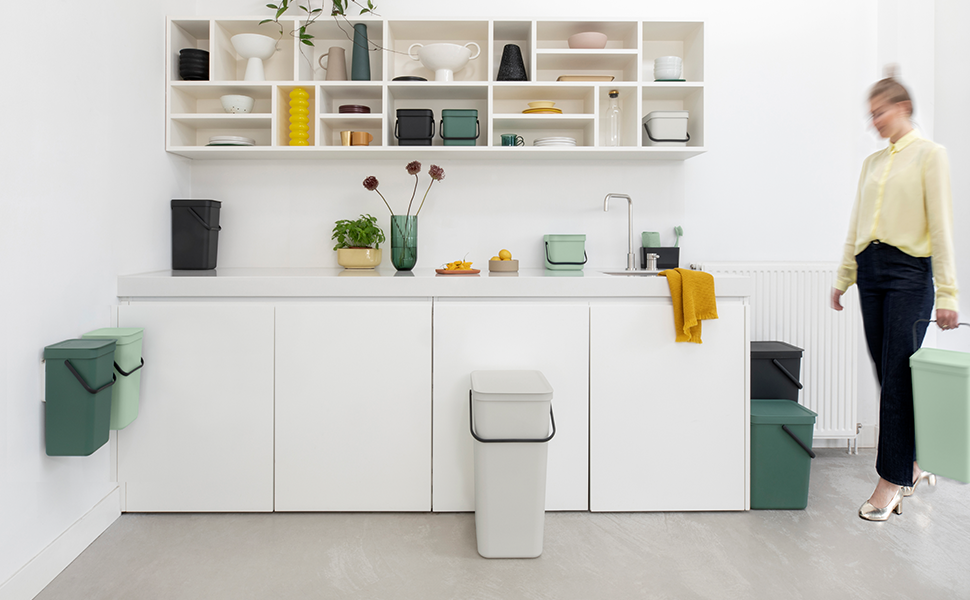 Сміттєвий кошик Brabantia Sort & Go з кришкою 16 л (світло-зелений), компактний контейнер для сортування відходів з ручкою