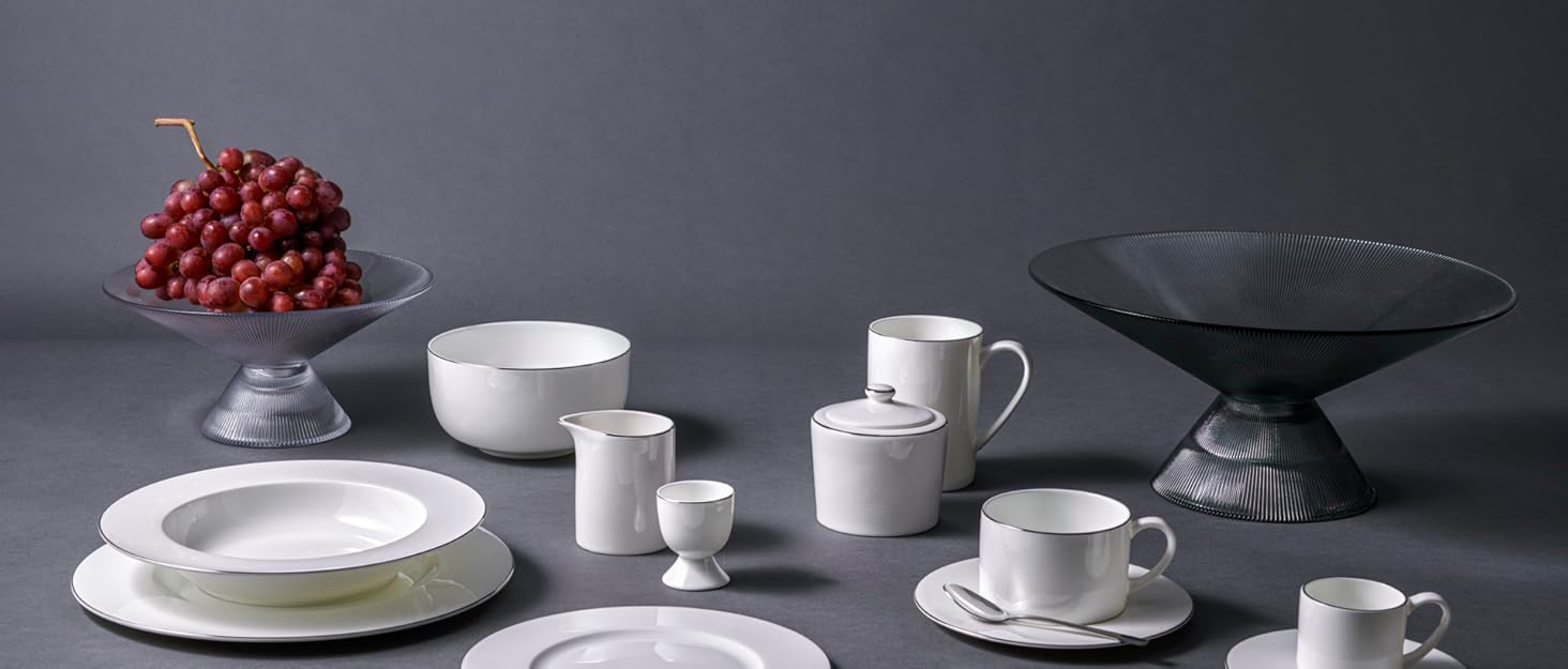 Сервіз для кави на 6 осіб з порцеляни, 18 предметів: 6 тарілок для десерту, 6 чашок, 6 підставок. Білий з чорним обідком.