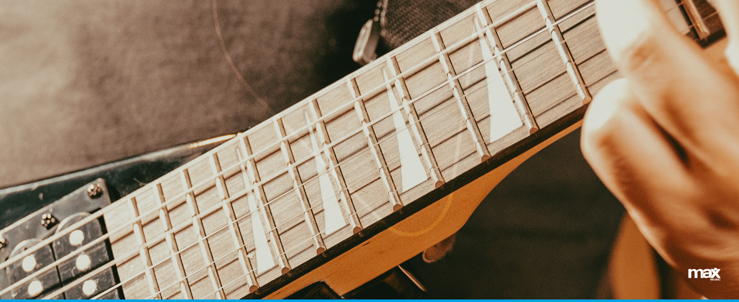 Електрогітара Max GigKit Rock Style: Комплект для гітари з підсилювачем, чохлом, медіатором, тюнером, кабелем, струнами та ременем, 24 лади - Чорний