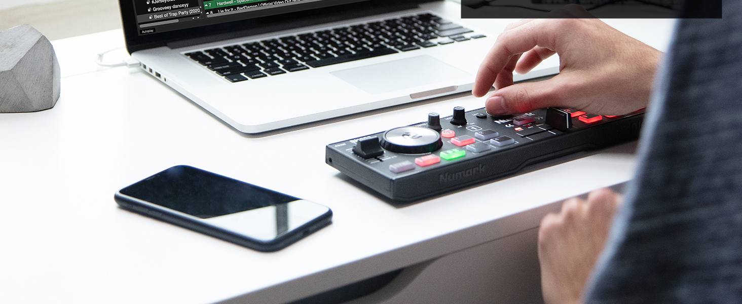 DJ контролер Numark DJ2GO2 Touch: 2-канальний, компактний, з мікшером та аудіоінтерфейсом, Serato Lite