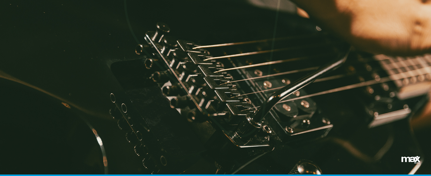 Електрогітара Max GigKit Rock Style: Комплект для гітари з підсилювачем, чохлом, медіатором, тюнером, кабелем, струнами та ременем, 24 лади - Чорний