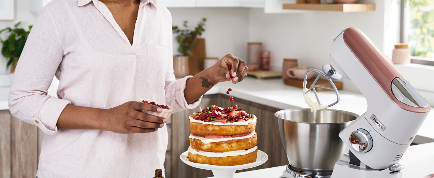 Кухонна машина Kenwood Titanium Chef Baker KVC65.001WH з вбудованими вагами, 1200 Вт, 3 насадки для кондитерських виробів, лопатка та захист від бризок, біла