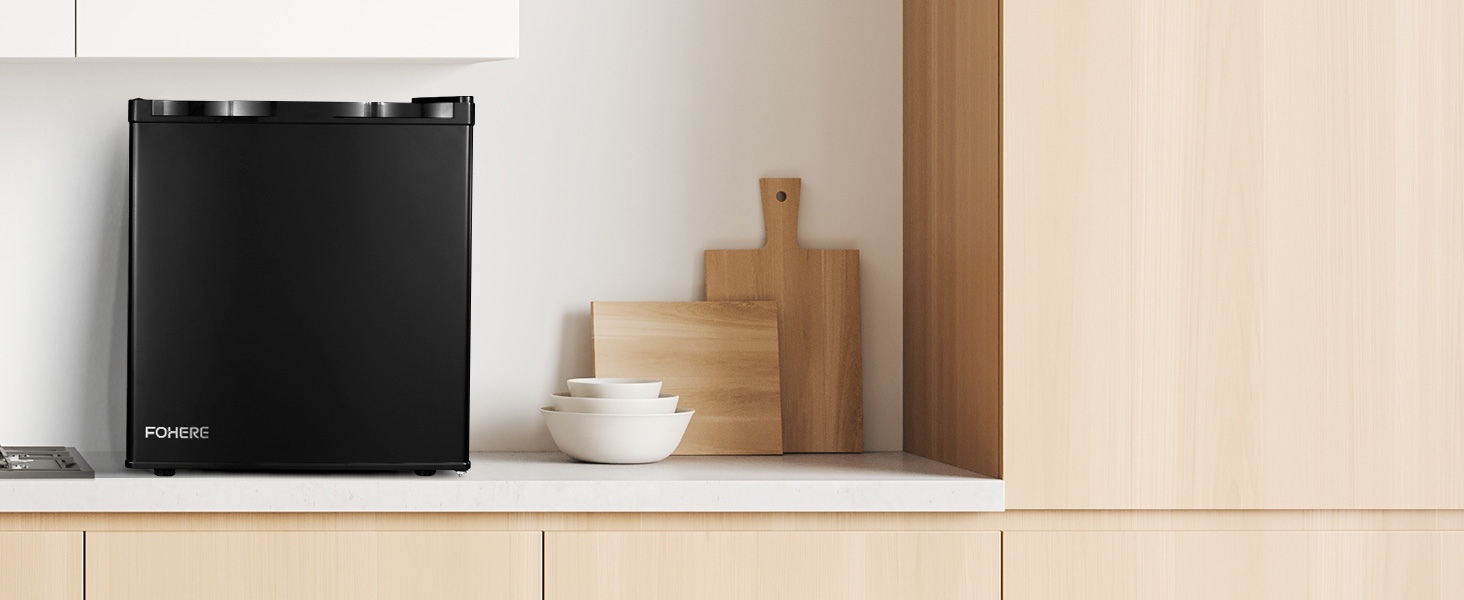 Міні-холодильник 46л з відділенням для льоду, чорного кольору. Енергоефективний, з регулюванням температури та змінним напрямком відкривання дверцят. Ідеально підходить для кухні, офісу, спальні, готелів та невеликих квартир.