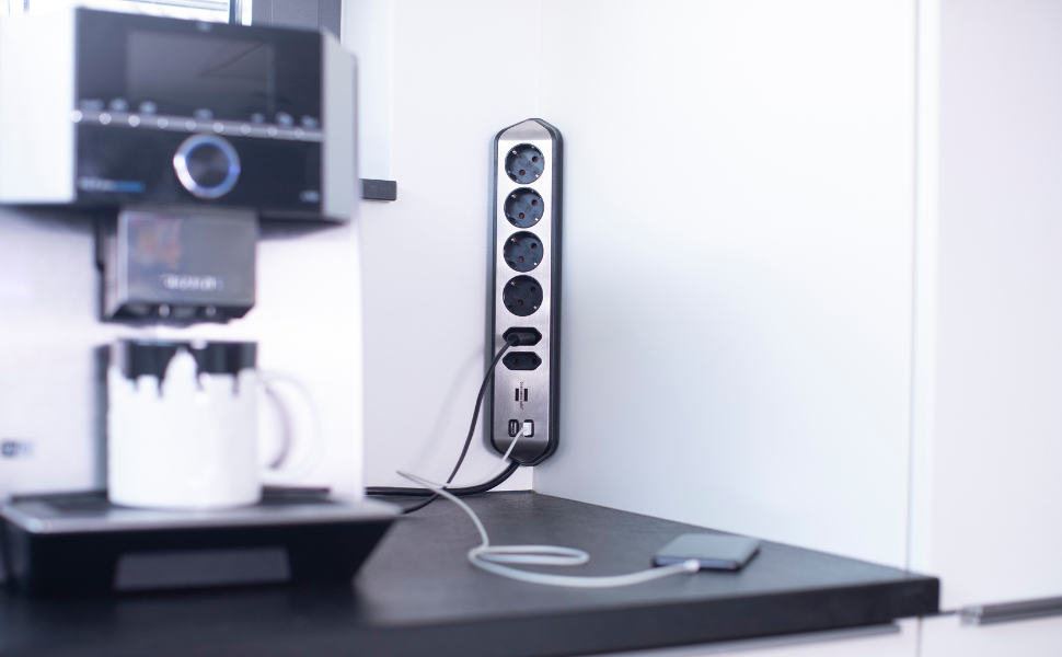 Смуга розеток Brennenstuhl Estilo Ecksteckdosenleiste 6-Fach: 4 розетки з заземленням, 2 Euro-розетки, 2 USB-порти (A), срібно-білий колір