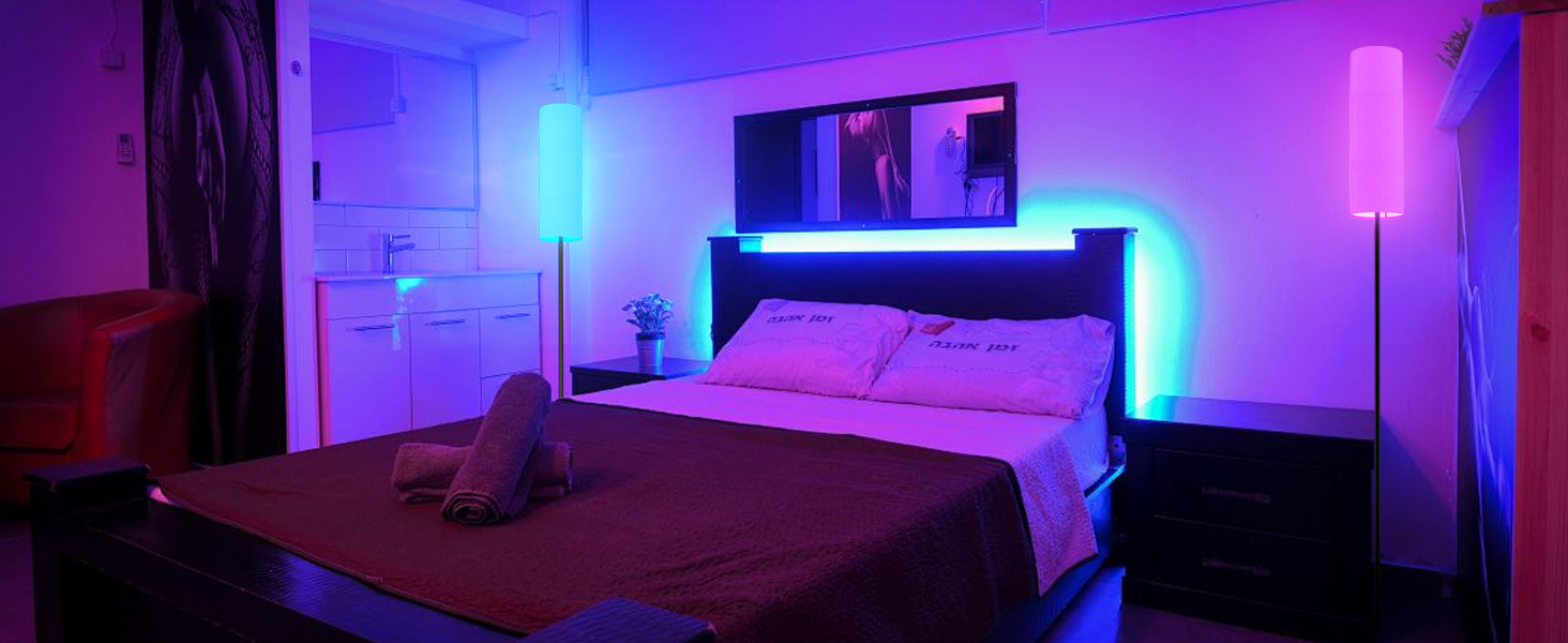 Стійка лампа FRIDEKO HOME для вітальні: сучасний дизайн, RGB, диммування, керування з пульта, музичний режим, чорний цоколь. Підходить для офісу, спальні та вітальні.