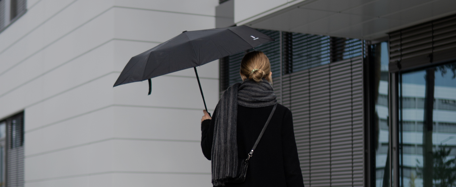 Чорний парасолька LOGAN & BARNES Dublin: штормостійкий, з дерев'яною ручкою та тефлоновим покриттям