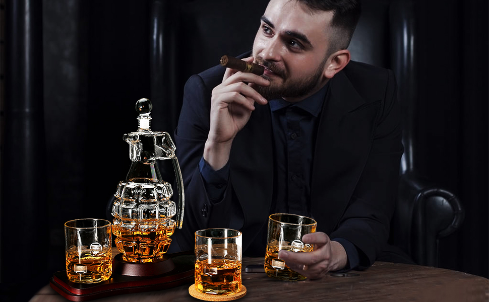 Набір віскі: декантик у формі бомби та 2 келихи з дерев'яною підставкою - для скотчу, бурбону, лікеру. Подарунок для чоловіків, батька, чоловіка, друга на ювілей, день народження