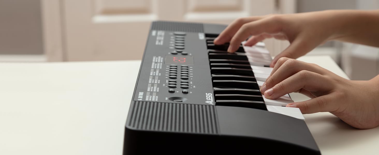 Alesis Melody 54 - Портативна клавіатура з 54 клавішами, вбудованими динаміками, 300 звуками, 300 ритмами, 40 демо-піснями, навчальними інструментами, мікрофоном та підставкою для нот (32 клавіші)