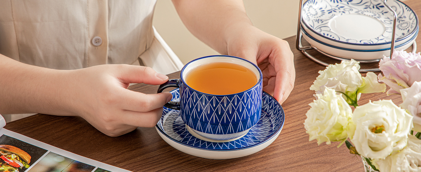 Набір чашок для еспресо Vancasso SELENE: 4 шт., з підставкою та стійкою, блакитно-білий вінтажний дизайн, порцеляна, для кави, капучино, лате та чаю