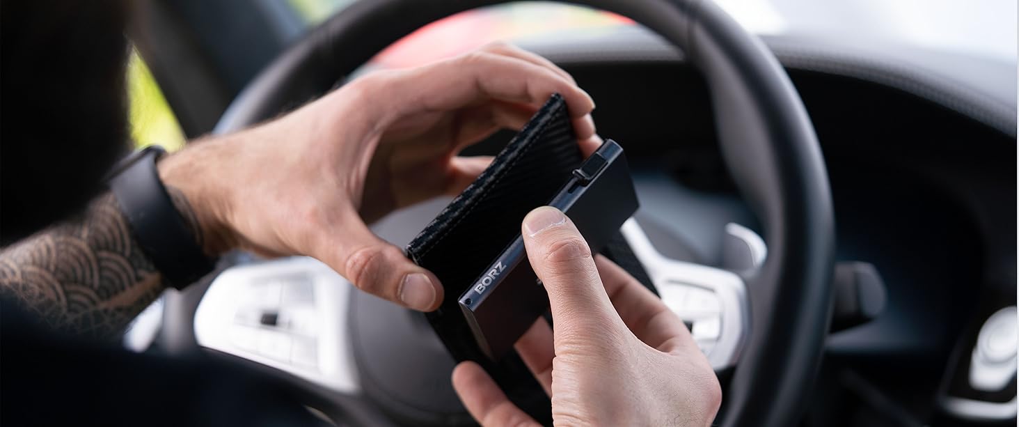 Крутий чохол-картхолдер BORZ Prime для AirTag з відділенням для монет, цифровою візитною карткою, захистом RFID, карбоном та червоною строчкою. Slim, шкіряний, з червоною строчкою.