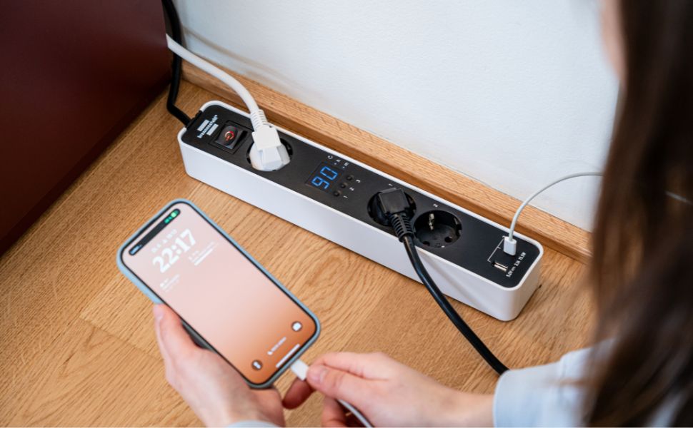 Смуга розеток Brennenstuhl Ecolor 4-fach з USB (білий/чорний) з вимикачем, 1.5м кабель, 3 розетки, 2 USB-порти (A+C)