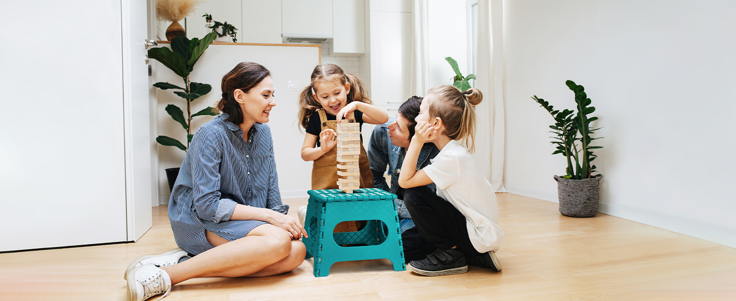 Складаний табурет HOUSE DAY 27 см, чорний. Стабільний, з антиковзними ніжками та ручкою для перенесення, компактний, витримує до 150 кг. Підходить для кухні, ванної, дитячої кімнати, кемпінгу.