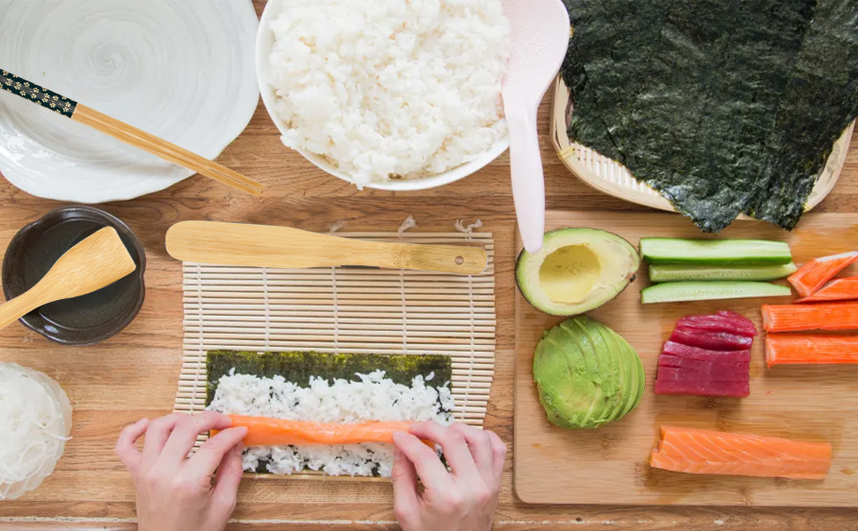 Набір для приготування суші на 10 порцій: 3 бамбукові мати, 5 пар паличок, ніж та ложка для рису. Для початківців та професіоналів