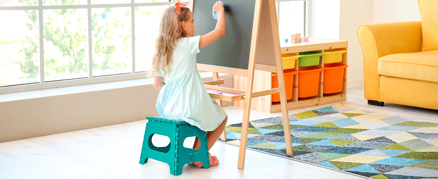 Складаний табурет HOUSE DAY 27 см, чорний. Стабільний, з антиковзними ніжками та ручкою для перенесення, компактний, витримує до 150 кг. Підходить для кухні, ванної, дитячої кімнати, кемпінгу.