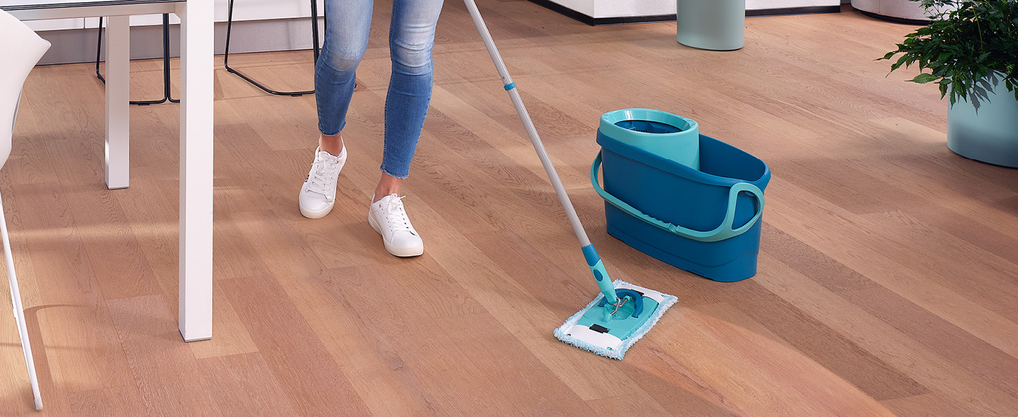 Leifheit CLEAN Twist M Ergo 2.0 – набір для прибирання: плоска швабра з мікрофібри для вологого догляду за паркетом, ламінатом і дерев'яною підлогою, система віджиму, Click-System, насадка Supersoft