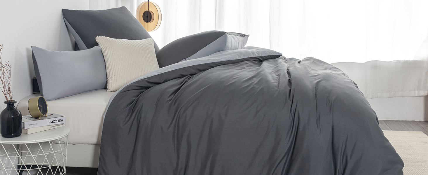 Комплект постільної білизни 135x200 4-х частинний антрацит/сірий, мікрофібра, двостороння, м'яка та без прасування. Комплект: простирадло 2 шт. + наволочки 2 шт. 80x80 см на блискавці.